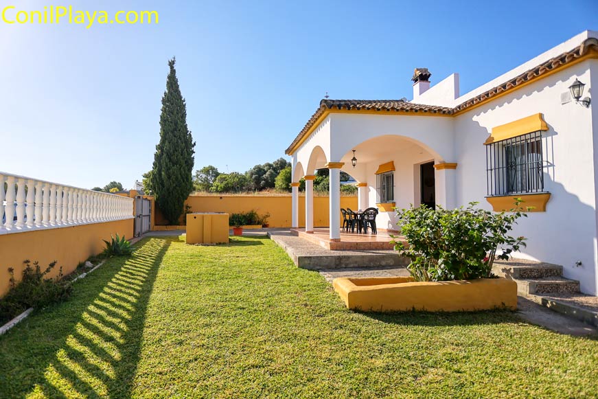 Chalet en alquiler en Conil con piscina y jardin