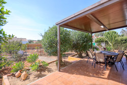 4 dormitorios,7 personas. Estupendo chalet de calidad con piscina privada y amplio jardin en La Dehesa de la Villa, a la entrada de Conil. Piscina. A 7 minutos de la playa en coche. Zona muy tranquila. 