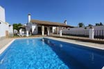 Chalet con piscina privada cerca de Urbanización Roche, aparcamiento privado dentro de la parcela. Ideal para descansar lejos de ruidos y cercas de las playas de Conil. Para 4 adultos + niños.
Chalets en Conil que admiten perros y otros animales.