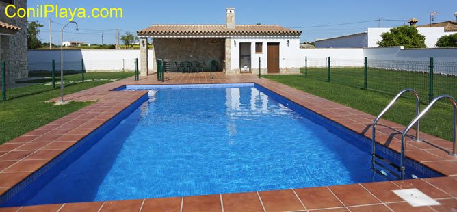 La piscina del jardin es muy amplia