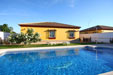 3 dormitorios,6 personas. Chalet con piscina privada situado en muy buena zona de Conil, La Dehesa de la Villa. 3 Dormitorios y para 6 personas. Amplio jardin con césped, con porche. 