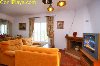 Salón con chimenea