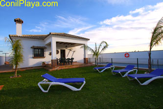 chalet en Conil en alquiler con jardín