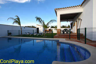 Vista de la piscina y el porche