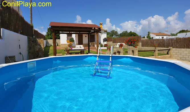 chalet en Conil con piscina