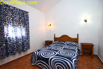 Dormitorio principal con cama de matrimonio