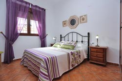 Chalet con piscina en la Carretera de la Florida (Casa de Postas) a unos 5 minutos de Conil. Dispone de trastero, merendero con barbacoa, salón con chimenea de leña, cocina-comedor. La piscina está vallada.
Ver las fotos