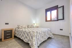 Tranquilo chalet con piscina privada, a pocos minutos de Conil. Consta de 2 dormitorios, cocina - salón - comedor, cocina completamente equipada (microondas, horno, ...) , 1 baño con placa de ducha y un aseo exterior junto a la piscina, merendero, porche. Chalet de 2 dormitorios y capacidad para 5 personas.