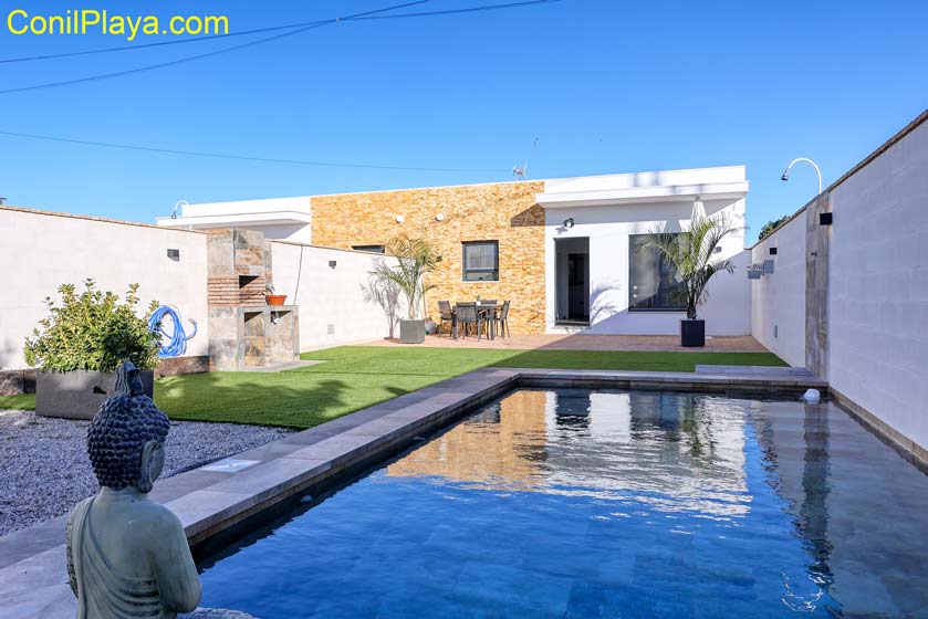 chalet en Conil en alquiler con jardín y piscina