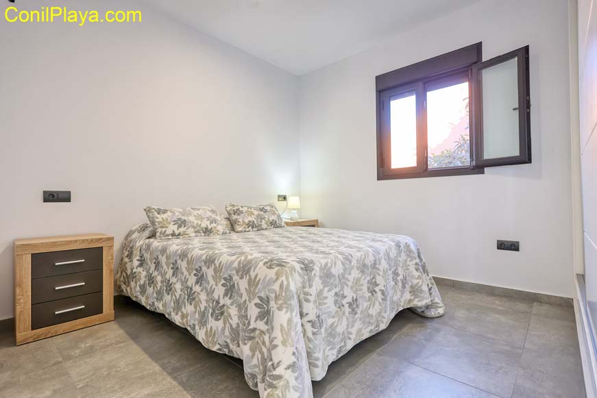 Dormitorio principal con cama de matrimonio