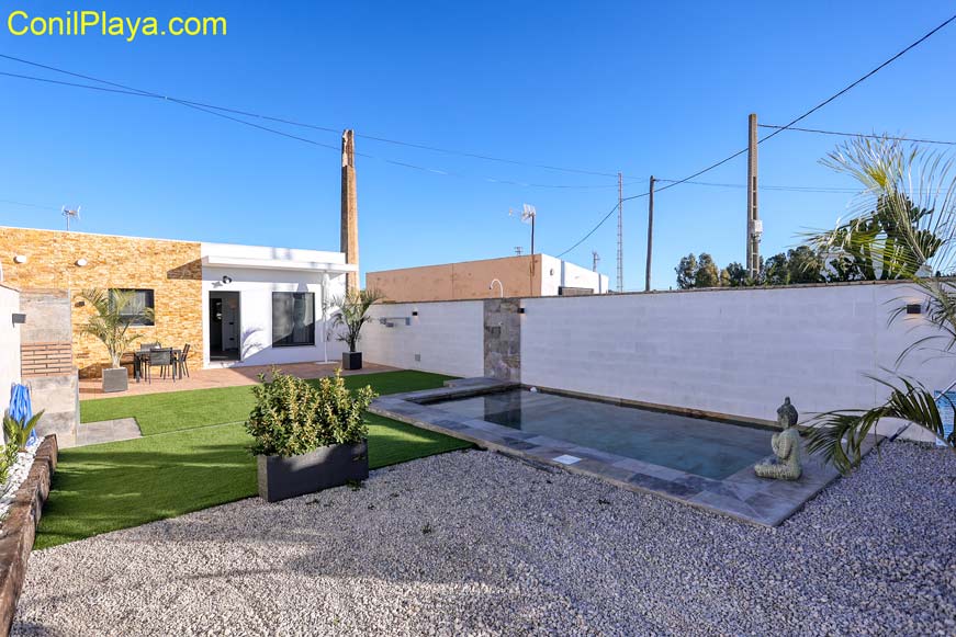 Vista de la piscina con la casa al fondo