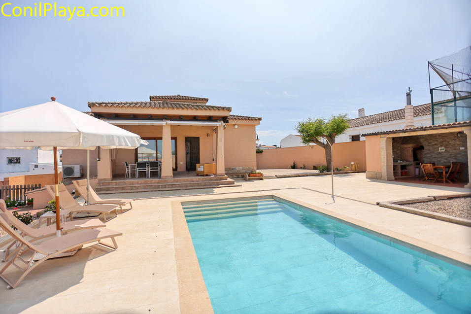 chalet conil piscina barbacoa
