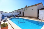 3 dormitorios,6 personas. Chalet en Roche Viejo, en la carretera del Puerto de Conil, a 1 km de la cala del Aceite y cerca de de las casas de Roche. Dispone de Wifi.  casa muy tranquila, totalmente vallada, con un amplio patio, barbacoa, porche y piscina privada cercada.
