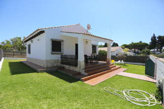 Vista frontal del chalet con porche