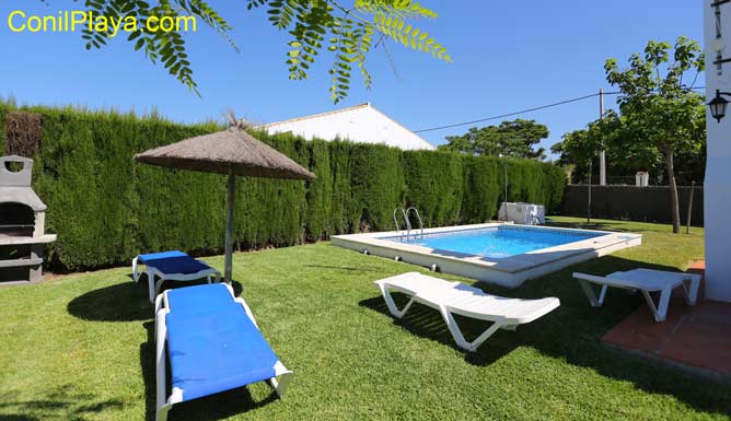 piscina con tumbonas
