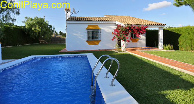 Chalet con piscina privada y amplio jardín