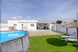 2 dormitorios,6 personas. Chalet en zona muy tranquila con excelentes vistas, ideal para descansar. Porche, jardin, piscina desmontable, barbacoa. 