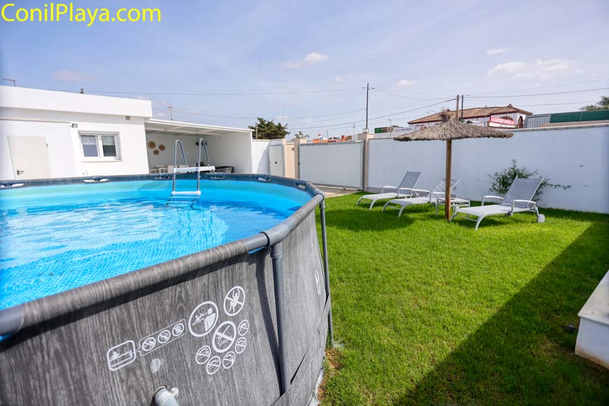 piscina cesped