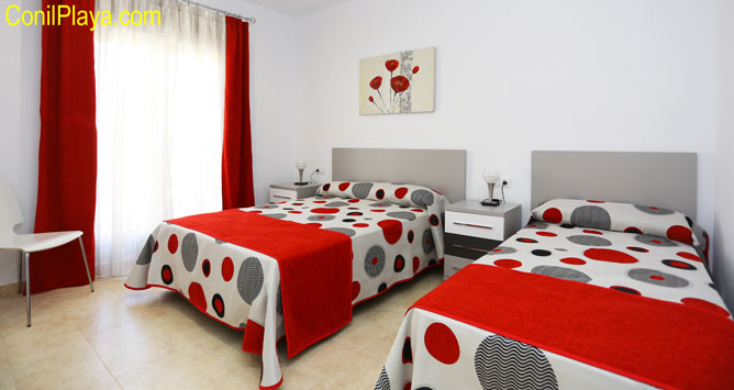 dormitorio con 2 camas individuales