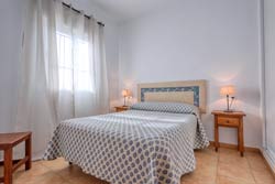 Bonito chalet con piscina privada situado a la entrada de Conil, a pocos minutos de Conil en zona tranquila. 2 dormitorios (con armarios empotrados), 1 cuarto de baño con placa de ducha, porche y aparcamiento privado
2 dormitorios para 4 o 6 personas.