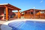 2 dormitorios,4 personas. Estupendo chalet con piscina privada situado cerca de Conil. Barbacoa, porche, piscina vallada. Aire acondicionado