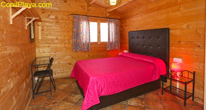 dormitorio con cama de matrimonio