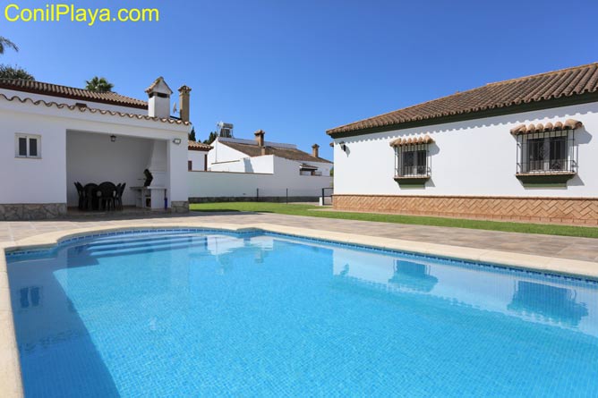 chalet conil piscina barbacoa