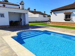 Alquiler de Chalet en Conil para 6 personas (max 6) Con piscina.