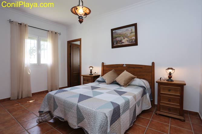 Dormitorio con cama de matrimonio