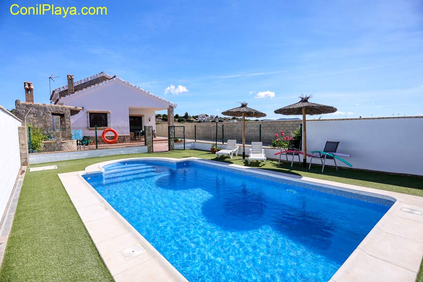 chalet conil piscina