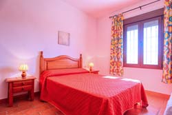 Amplio chalet con piscina privada, barbacoa, a pocos minutos de Conil en Coche, en la casa de Postas. 3 dormitorios con armarios empotrados.
Chalet de 3 dormitorios y capacidad para 7 personas.