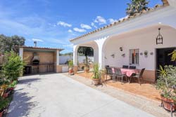 Chalet con piscina privada situado muy cerca de Conil. Muy tranquilo. Barbacoa, porche, amplia parcela.
capacidad para 5 personas