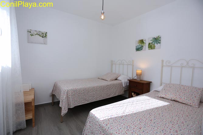 dormitorio con 2 camas individuales.