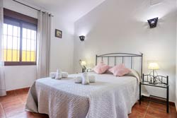 Tranquilo chalet situado cerca de las playas de Roche y La Barrosa. Muy Tranquilo. Ideal para descansar lejos de ruidos. Consta de 3 dormitorios, salón-comedor y dispone de aparcamiento privado, piscina y barbacoa junto al porche.
Alquiler en Conil
