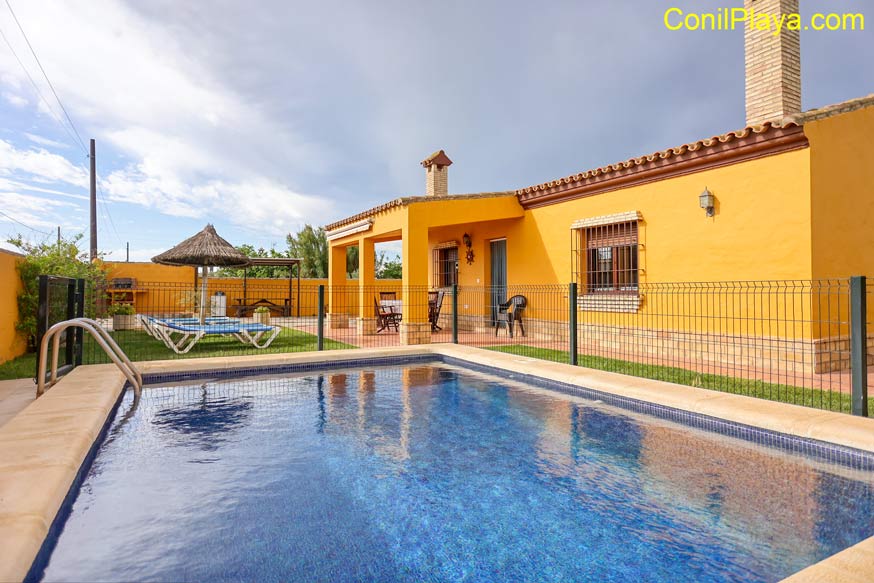 Chalet con piscina en Conil en alquiler