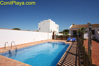 Piscina y el chalet al fondo