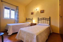 Tranquilo chalet con piscina independiente en zona rural de Conil a pocos minutos en Coche de las playas de la zona. Posibilidad de hasta 13 personas alquilando dos chalets.
Capacidad para 4 o 6 personas.
