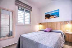 Estupendo chalet con piscina privada en zona muy tranquila y pocos minutos de Conil, La Vigía. Ideal para descansar lejos de ruidos. El salón dispone de chimenea y cuenta con aparcamiento privado dentro de la parcela.
Capacidad para 6 personas