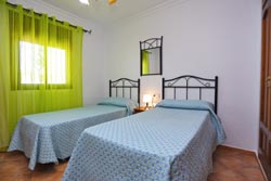 Tranquila casa con piscina muy cerca del pueblo, a la entrada de Conil. Tiene barbacoa, porche y aparcamiento privado dentro de la parcela.
capacidad para 4 personas