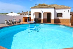 Alquiler de Chalet en Conil para 4 personas (max 4) Con piscina.