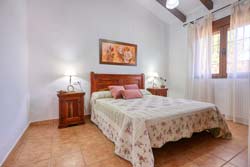 Bonito chalet con piscina a 2 Km de Conil. Tres dormitorios. Muy tranquilo. con piscina privada (cercada), merendero con barbacoa, jardín con cèsped y aparcamiento para dos vehículos en el interior de la parcela.
Chalet en alquiler en Conil de la Frontera con piscina.