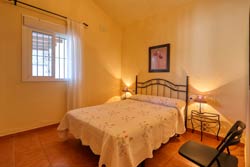 Chalet con piscina privada en zona muy tranquila y pocos minutos de Conil. Consta de dos dormitorios con armarios, cuarto de baño y cocina-salón-comedor. Dispone de barbacoa y wifi.
capacidad para 4 personas