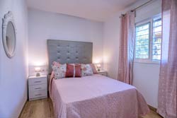 Chalet con piscina privada situado en zona tranquila. Amplio jardín, merendero, barbacoa.
3 dormitorios y capacidad para 6 personas.