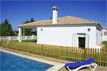 3 dormitorios,6 personas. Estupendo chalet de calidad con piscina  privada y amplio jardin en La Dehesa de la Villa, a la entrada de Conil. Piscina. A 6 minutos de la playa en coche. Zona muy tranquila.
