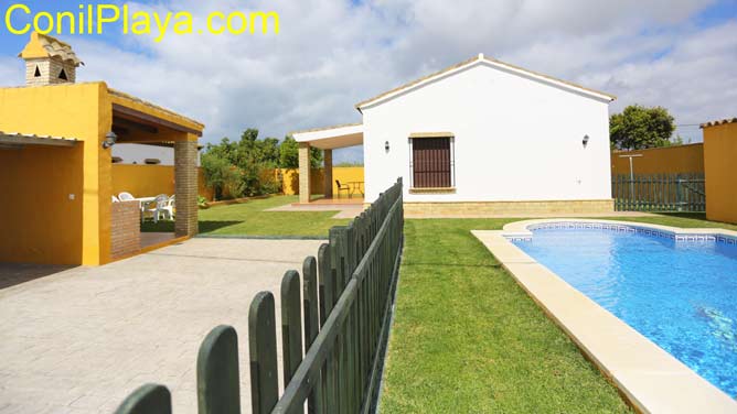 chalet con piscina vallada