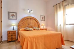 Estupendo chalet con piscina privada situado a la entrada de Conil, en la dehesa de la Villa.
Chalet con capacidad para 4 o 6 personas.