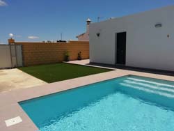 1 dormitorios,3 personas. Chalets en Conil con piscina privada en la excelente zona de Roche Viejo, cerca de las calas de Conil. Dispone de porche y barbacoa, con aparcamiento privado, de 1 dormitorios para 3 personas.