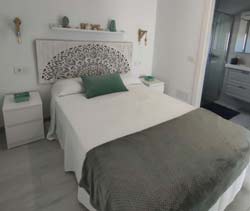 Estupendo chalet situado a la entrada de Conil, piscina privada, amplio jardin, gran capacidad. Chalet de 3 dormitorios y capacidad para 10 personas.