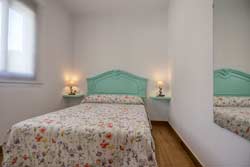 Estupendo chalet con piscina privada cerca de la Calas de Conil. Amplio jardín, porche, barbacoa, merendero.
Alquiler de chalet en Conil de 3 dormitorios para 6 personas.