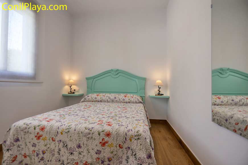 Dormitorio principal con cama de matrimonio